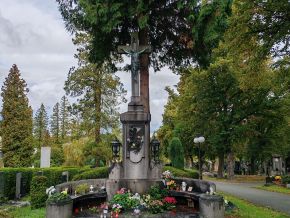 Pieta - hlavní kříž hřbitova
